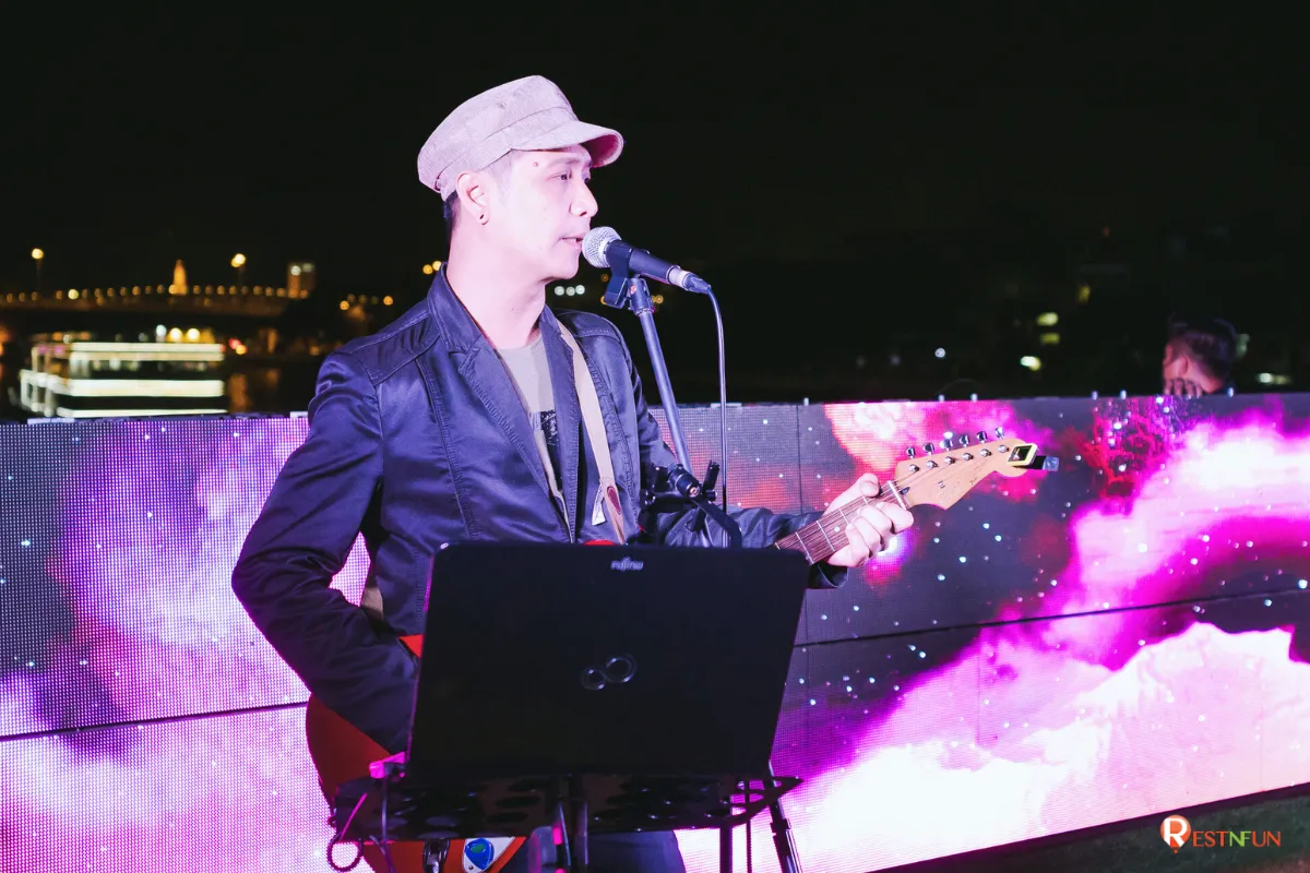 Enjoy beautiful live music on the Alangka Cruise